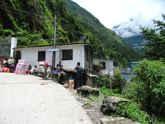 Hier das nepalesische Grenzhäuschen...