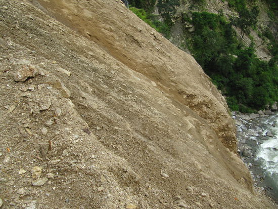 Also wenn man sich in Nepal mal kurz im Wanderwahnsinn umsieht und sich dann auf solch einem Abhang findet, sollte man sofort einen andere Möglichkeit, einen Unfall zu entgehen, suchen! (Hubschrauber ist am Besten)
