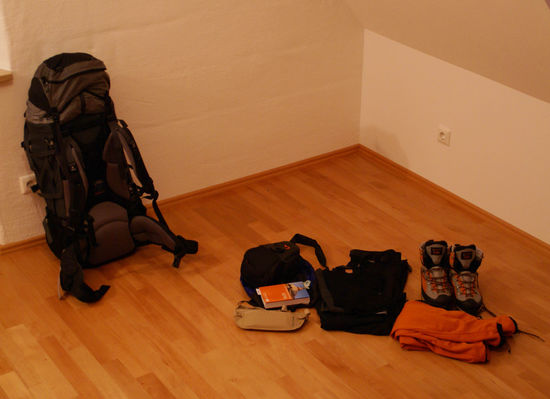 Letztendlich hat dann doch noch alles reingepasst.
Die Sachen rechts werde ich anziehen bzw. als Handgepäck mitnehmen.