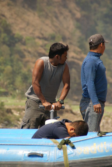 Die Rafts wurden per Hand aufgeblasen, geht aber erstaunlich schnell!!