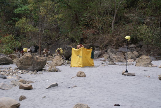 Die Latrine!  ...rechts das Paddel mit dem Helm 