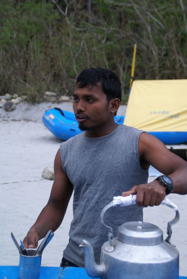 Unser Rafting-Guide mit Teewasser am Morgen