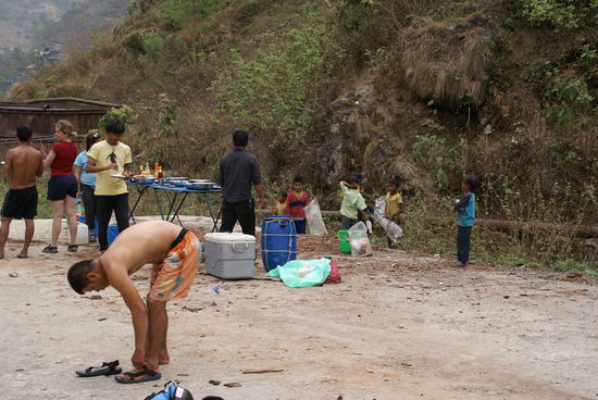 Unser Essen wird vorbereitet, im Hintergrund warten wieder die Kinder mit Tüten auf die Reste