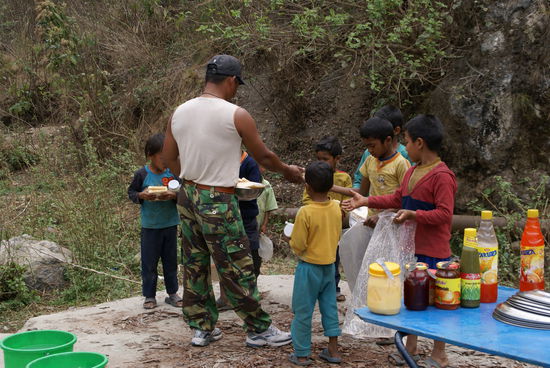 Die Bettelkinder bekommen die Reste