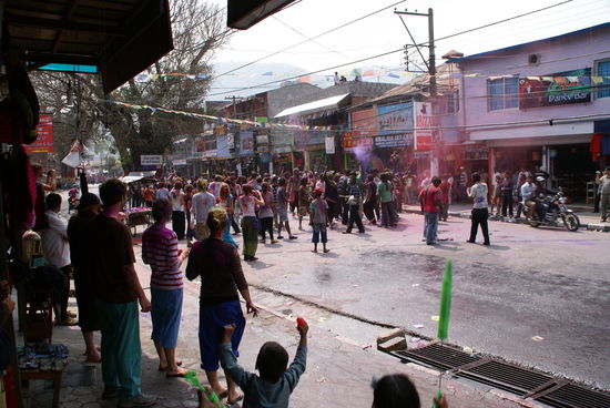 Viele Menschen feiern auf den Strassen