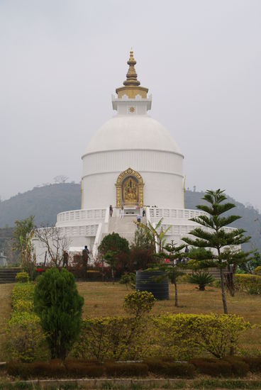Stupa hoch über dem See bei Pokhara