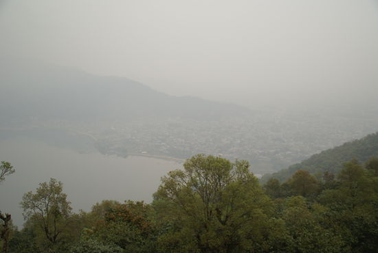 Leider war es stark bedekt, so konnte ich von dort oben gerade mal ganz grob Pokhara erkennen!!  
(Bei guter Sicht hat man hier einen tollen Blick auf die Berge!)