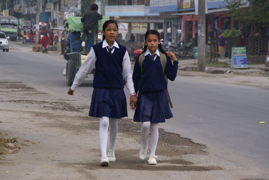 Kinder tragen hier Schuluniform