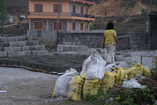 Hier trocknen die frischen Mauersteine