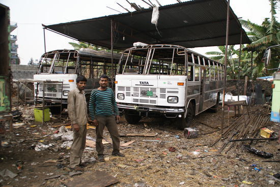 Nein, hier werden Busse hergestellt!!!  ..."Touristenbusse" sagten die Mechaniker ganz stolz!! 