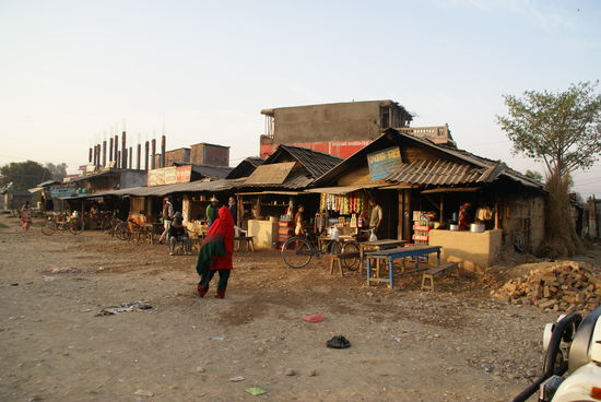 Zwischenstopp in irgendeinem Dorf!  
...hier kaufte Santa für uns den Köder!!
