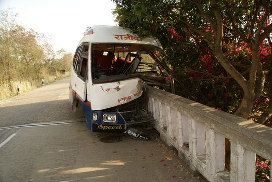 Es gab viele Verletzte!!  (...das Brückengeländer ist aus Beton!)