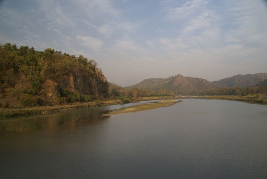 Blick von der Brücke entlang des Flusses!!
...gaaanz da hinten war unser Angelplatz!! 