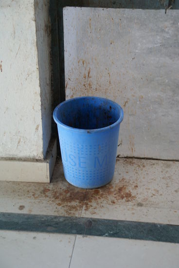 Mülleimer am Flughafen!!  
Die Spuckerei vom Kautaback macht dunkle Flecken...
...und nicht alle treffen den Mülleimer!!