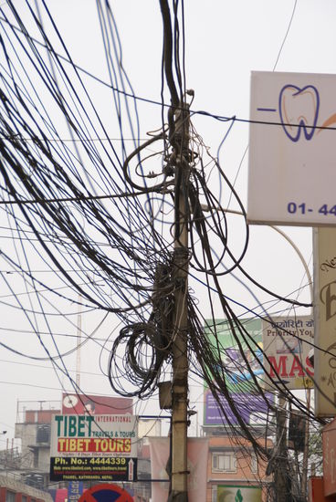 Üblicher Kabelsalat and den Kabelmasten