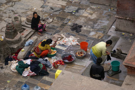 Frauen waschen am Brunnen
(Fließend Wasser ist in privathäusern auch in Kathmandu nicht die Regel!!)