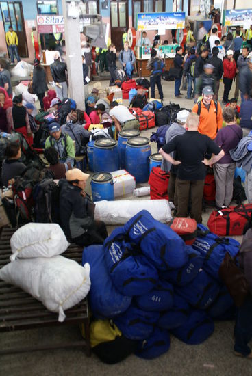 Wartehalle am Flughafen!! 
...viele Menschen, viel Ausrüstung, viel Lärm!!