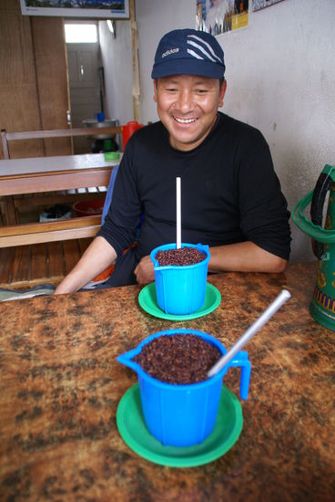 Zum "Zeitvertreib" gabs Chang, ein Nepali-Bier.
(Vergorene Körner mit heißen Wasser aufgegossen)
Kipa meinte es wäre nicht viel Alkohol drin!!!     
Puhhh, ich war da anderer Meinung!! 
(...mein Becher wurde zweimal aufgegossen!!!)  