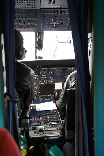 Ich suchte mir den Platz dierekt hinter dem Cockpit auf der linken Seite!!
...von dort soll man einen guten Blick in die Berge haben!!