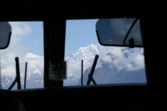 Blick durchs Cockpit kurz vor der Landung in Lukla