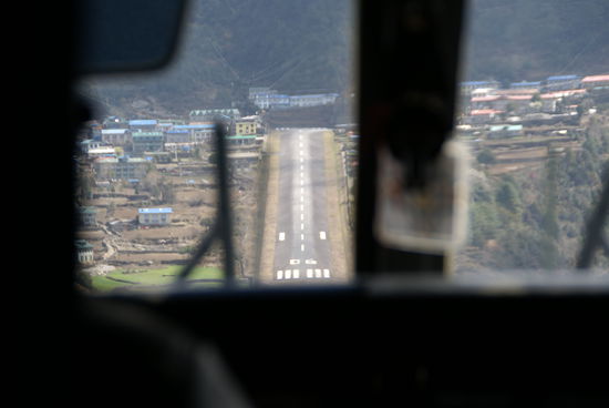 Uaaaah, die Landebahn in Lukla...
(Am Ende der Landebahn sieht man die Betonwand, einige Flugzeuge sollen dort schon zerschellt sein!!  