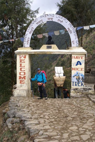 Namaste-Tor in Lukla, der Start unseres Trekkings zum Island Peak!!