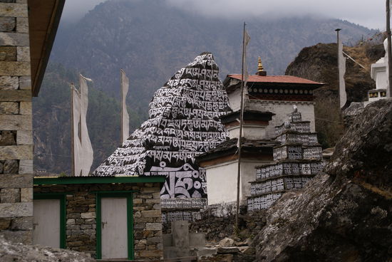 Kein Graffiti!!!  
Die Felsen sind mit dem Mantra "om mani padme hum" beschrieben!!
"Oh Du Juwel in der Lotusblüte"