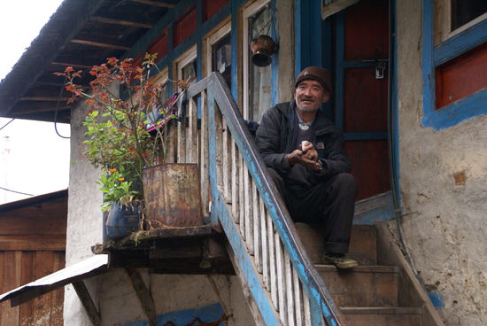 Ein alter Mann ließ sich für Geld fotografieren...
Er roch stark nach Alc...