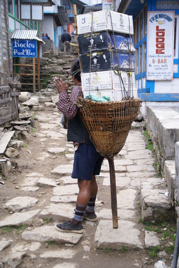 Träger im Khumbu bei einer Pause