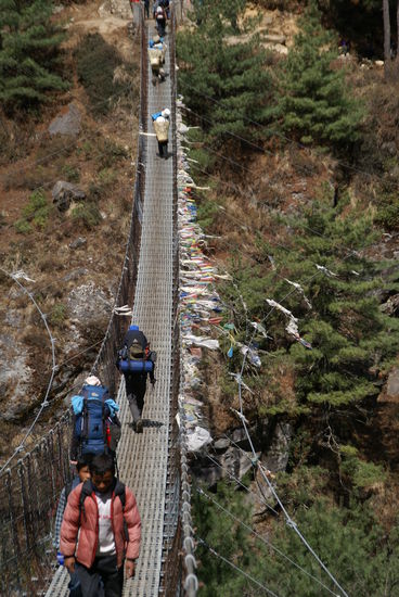 Unser Weg führt uns heut über 5 solcher Hängebrücken..