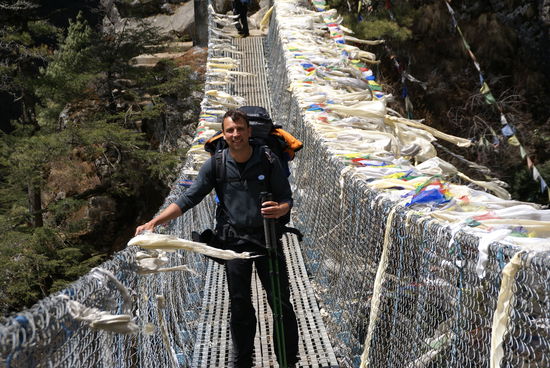 An den Hängebrücken hängen viele Gebetsfahnen!!
...drum heißen die wahrscheinlich Hängebrücken!! 