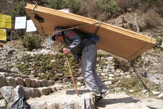 ...auch Baumaterial wird den Berg hochgeschleppt!!