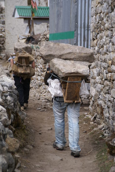 Hier wird alles auf dem Rücken getragen!!!