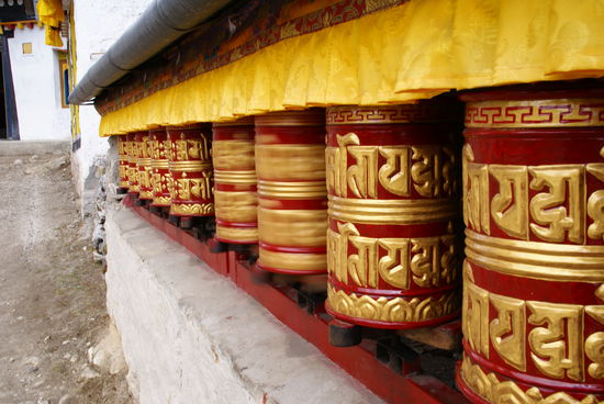 Gebetsmühlen vor dem Kloster in Khumjung