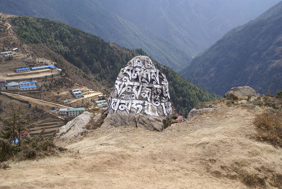 ...om mani padme hum... in Stein gemeißelt!!