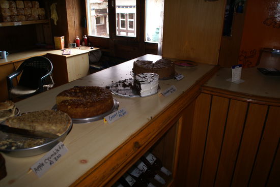 Zum Kaffe gabs in Tengboche Nepali Kuchen!!
...nicht ganz billig aber sehr lecker! 