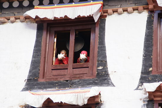 Mönche rufen zum Morgengebet