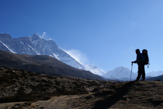 Er wirkt aber winzig im Vergleich zum Lotse (8414m) links im Bild