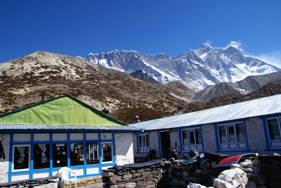 Unsere Lodge in Chhukhung.
Im Hintergrund Nuptse (7861m) und Lotse (8414m)