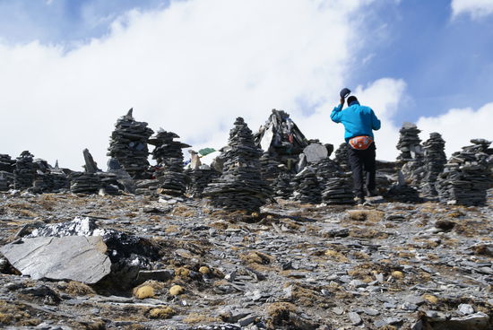 Am ersten Höhenrücken stehen viele Steinmännchen