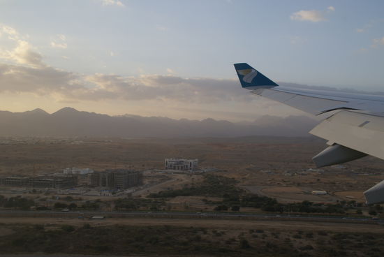 Landeanflug Muskat (Oman)  ...nur verbrannte Erde!!!  ...aber drunter halt Oel!!!  