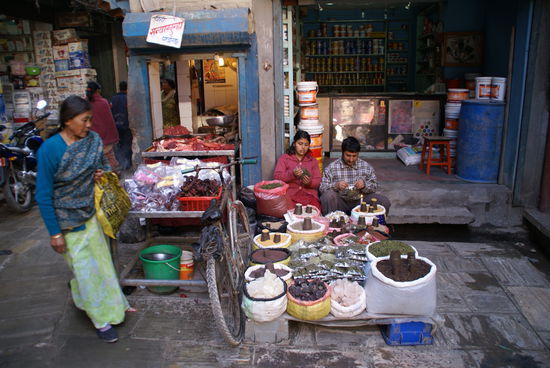 Verkauf von Gewürzen und Fleisch in Kathmandu.