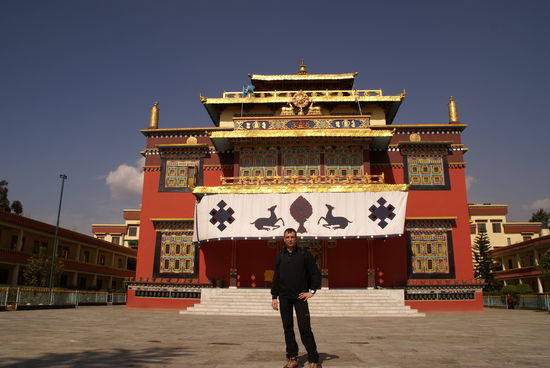 Ich vor dem Klostertemnpel in Boudhanath.  
Kloster sind übrigens die einzigen Gebäude ohne bröckelnde Fassade. 