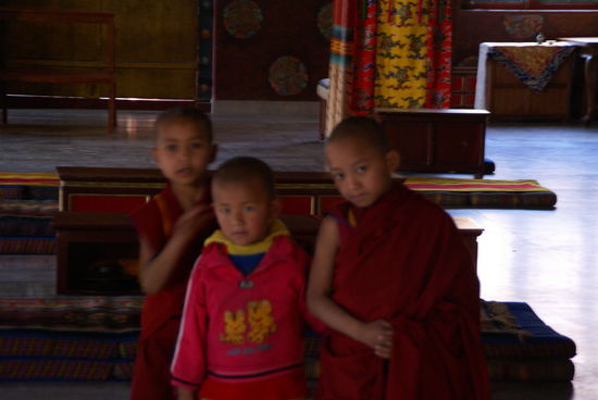 Drei kleine Mönche aus dem Kloster.