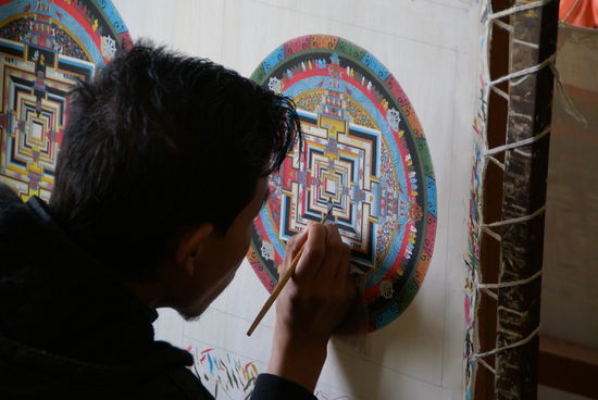 ...ein Mandalaschüler bei der Arbeit!!!