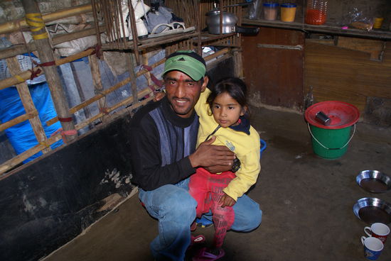 Das ist er unser Freund mit seiner Tochter.