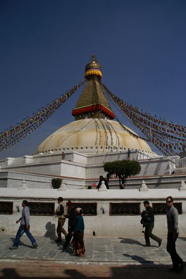 Die grosse Stupa in Boudhanath!!!
Die Menschen umrunden sie im Uhrzeigersinn