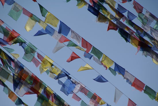 Gebetsfanen an der Stupa