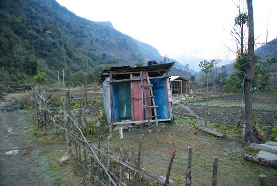 Links Toilette und rechts Dusche!