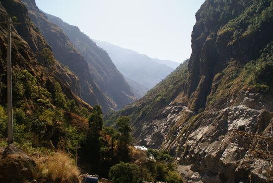 Auf der anderen Seite des Flusses wird eine Strasse gebaut, sie soll bis Manang gehen...